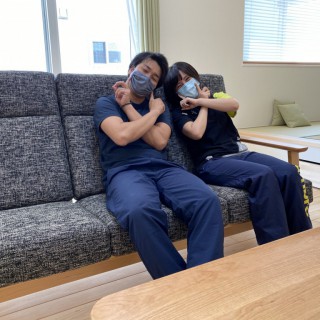 N様、最高の写真です笑　悩んで選んだソファと張地もバッチリです！今後もよろしくおねがいいたします！大山